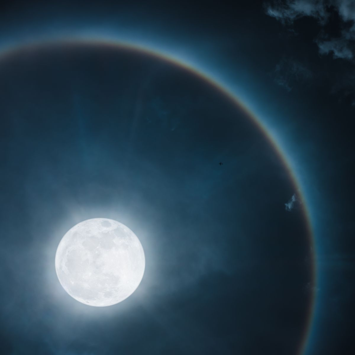 halo around the moon meaning